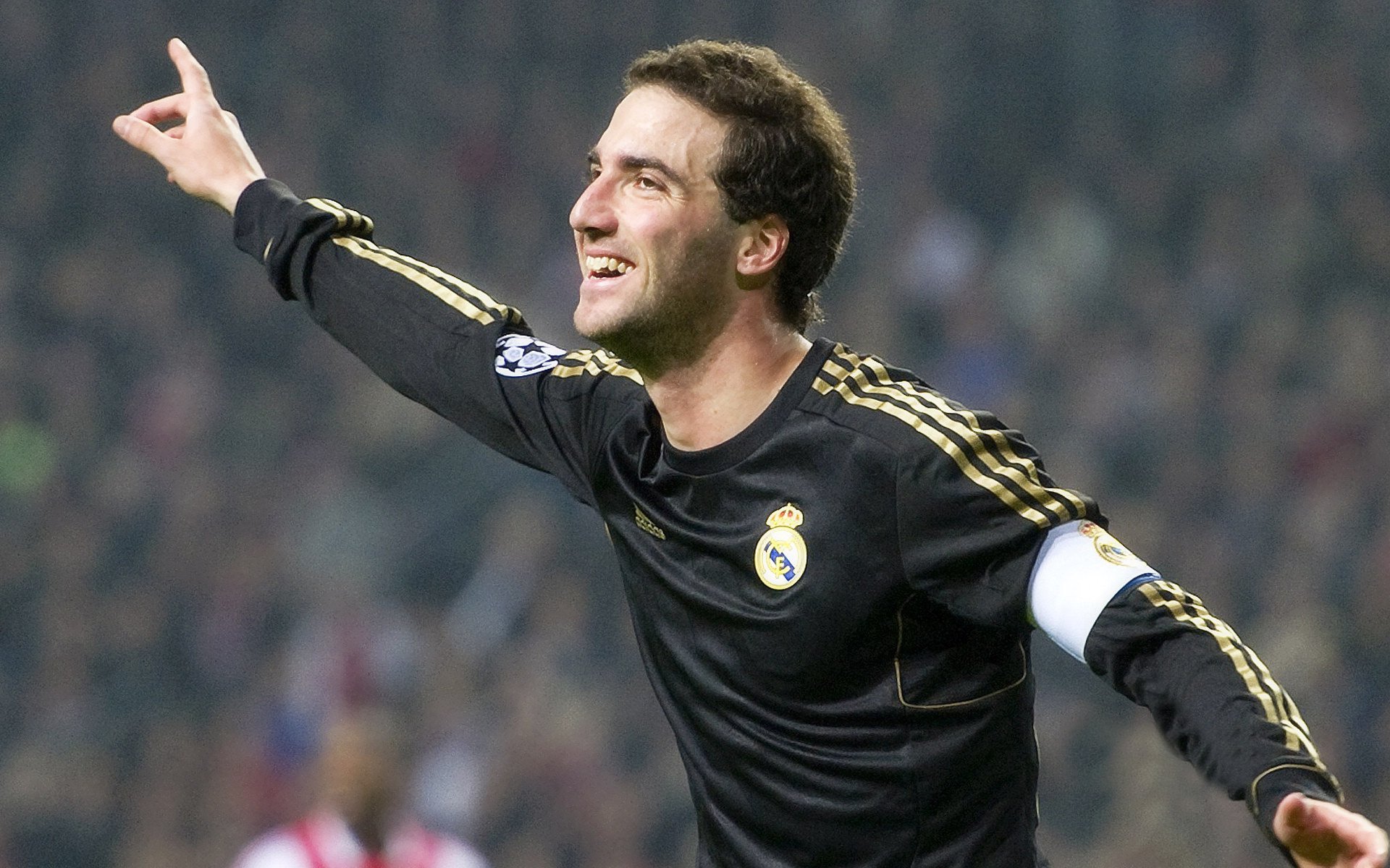 俱乐部高管是否需要具备足球专业背景，足球俱乐部高层职位