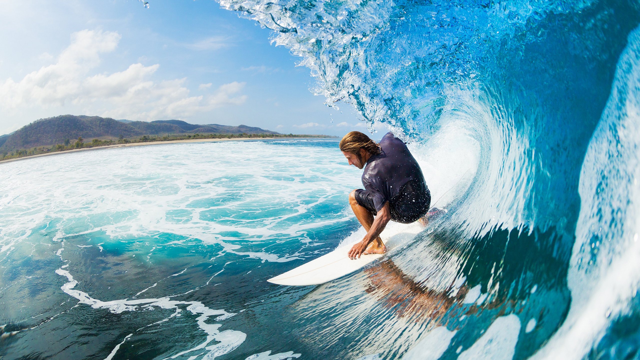 荷兰骑手 Merel Blom-Hulsman 在巴黎奥运会三项赛中获得第八名，展现坚韧精神。